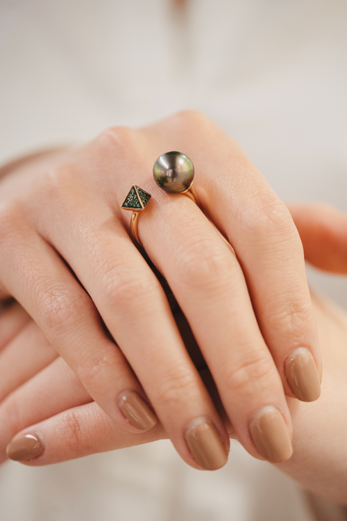 Bague en or rose, tsavorites et perle de Tahiti