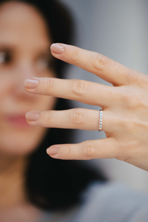 Alliance en or blanc et diamants