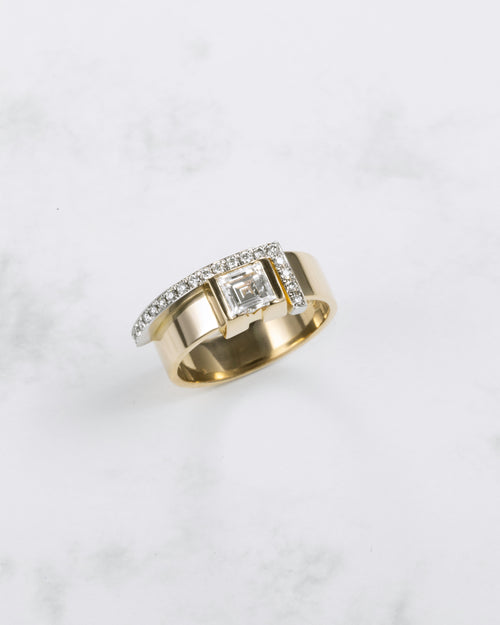 Two-tone gold ring in yellow gold/white gold and diamonds