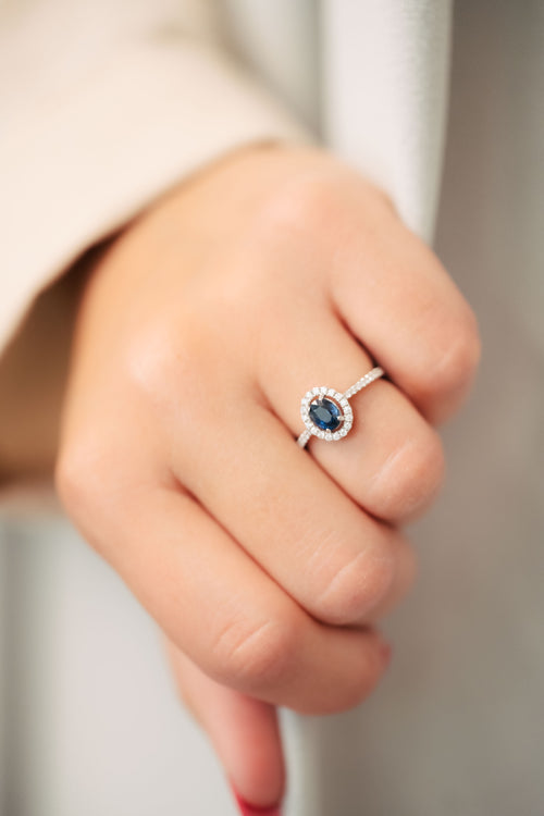 Bague en or blanc, saphir et diamants