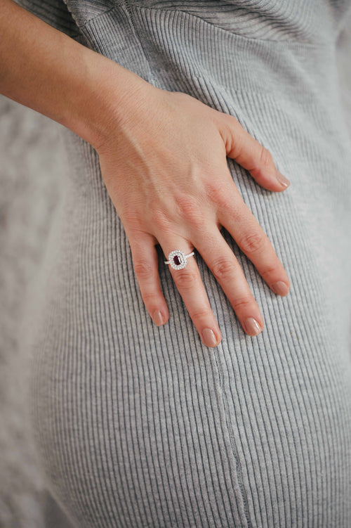 Bague en or blanc, rubis et diamants