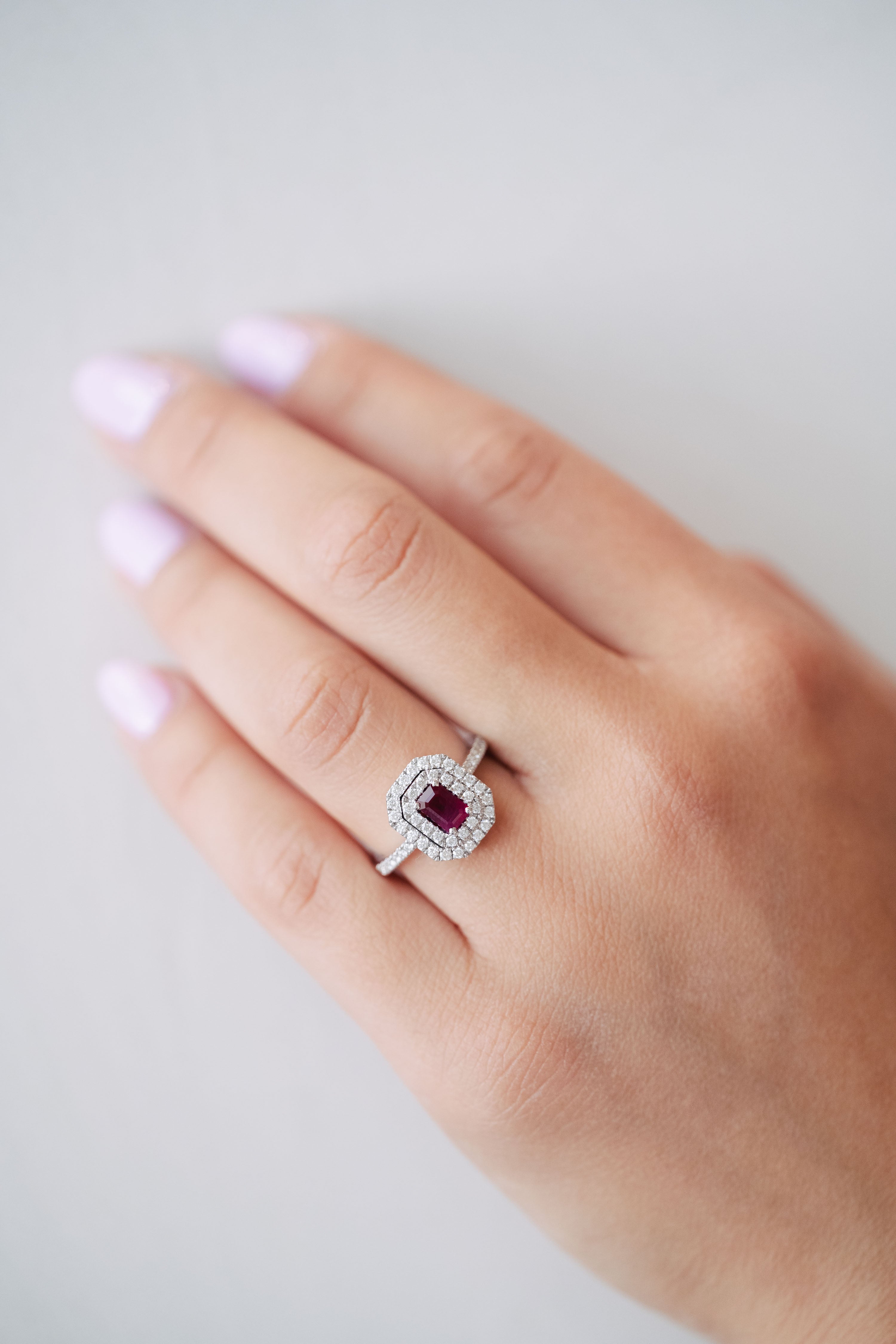 Bague en or blanc 14 ct avec rubis taille ronde Bague en or blanc 14 ct avec rubis taille ronde