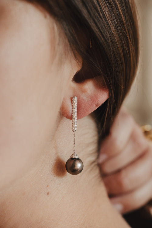 Boucles d'oreille en or blanc, diamants et perles de Tahiti