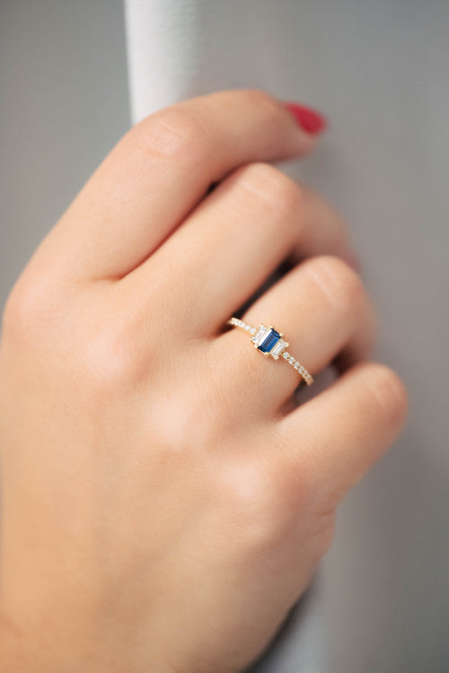 Yellow gold, sapphire and diamond ring