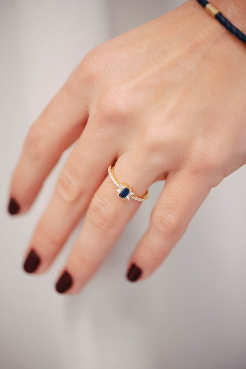 Yellow gold, sapphire and diamond ring