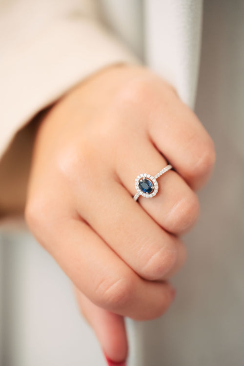 Bague en or blanc, saphir et diamants