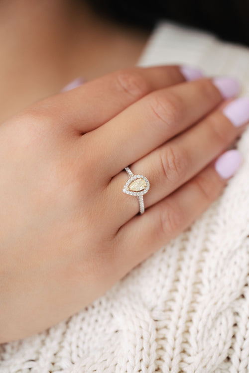Bague en or blanc, diamant jaune et diamants