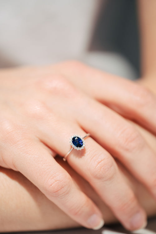 Bague en or blanc, saphir et diamants