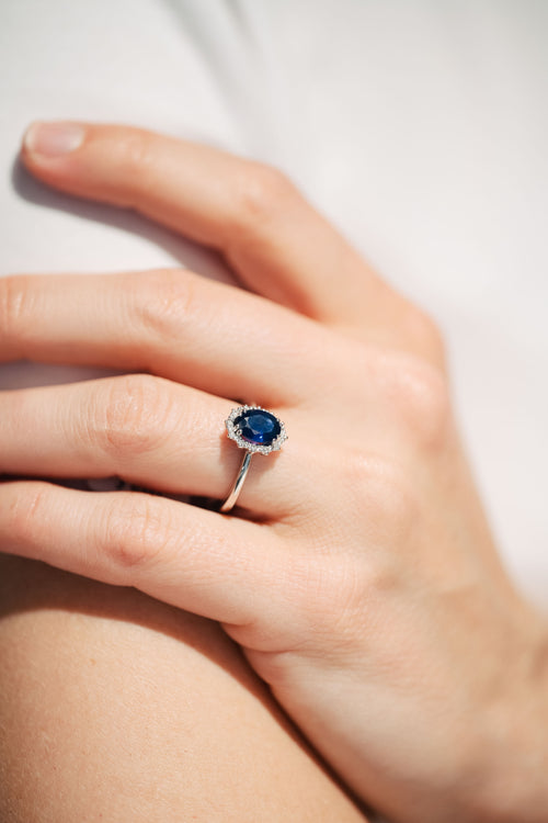 Bague en or blanc, saphir et diamants