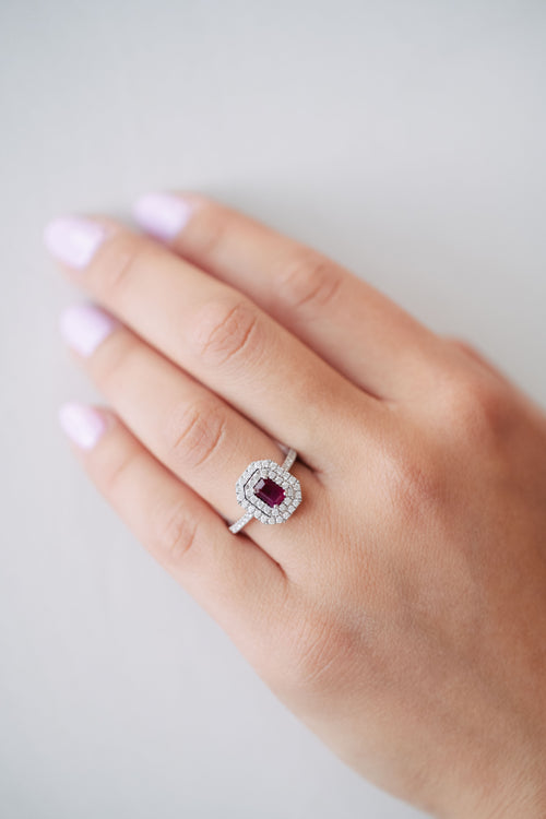 Bague en or blanc, rubis et diamants