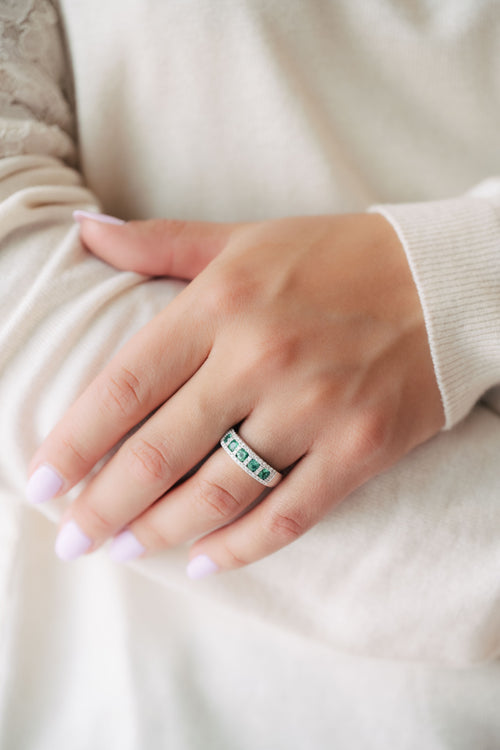 Bague en or blanc, émeraudes et diamants