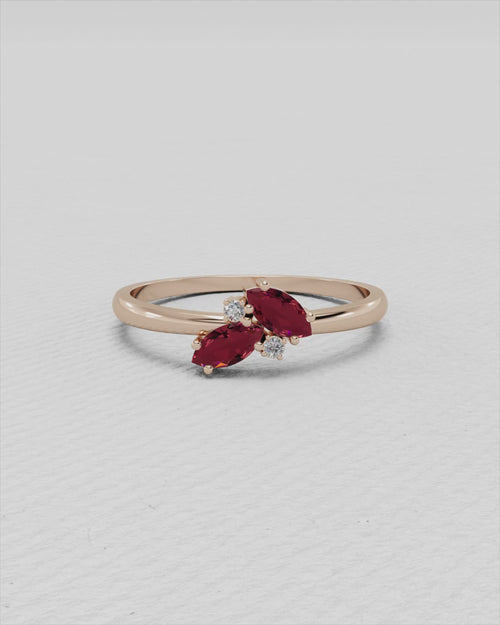 Bague en or jaune , diamants et rubis