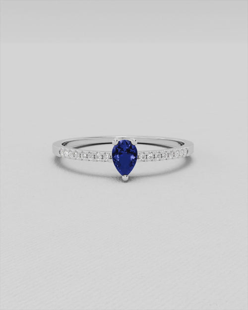 Bague en or blanc sertie de diamants et saphir