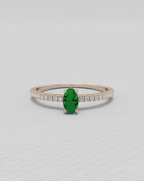 Bague en or jaune , émeraude et diamants