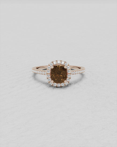 Bague en or jaune 18 kt de 2,22 gr sertie des pierres suivantes :

Pierre centrale : Diamant cognac taille coussin de 1,01 ct
Pierres de l'entourage et du corps de bague : diamants naturels non traités taille brillant de 0,22 ct F/VVS