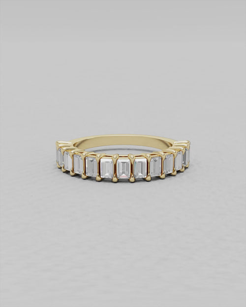 Bague en or rose 18 kt de 2,99 gr sertie des pierres suivantes: 
- Diamants naturels non-traités taille baguettes de 1,12 ct F/VVS