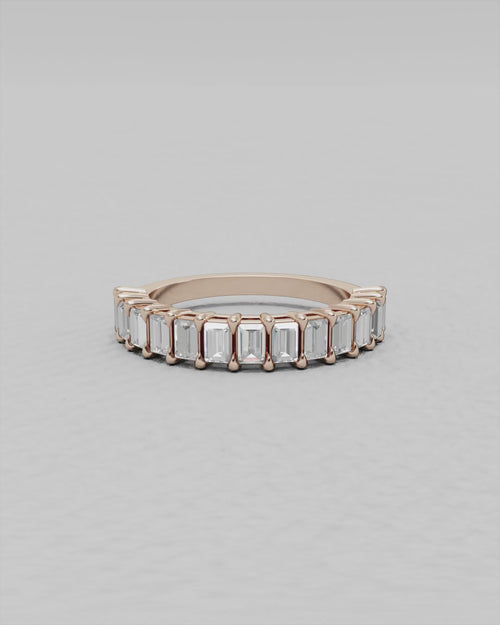 Bague en or rose 18 kt de 2,99 gr sertie des pierres suivantes: 
- Diamants naturels non-traités taille baguettes de 1,12 ct F/VVS