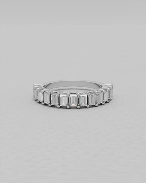 Bague en or rose 18 kt de 2,99 gr sertie des pierres suivantes: 
- Diamants naturels non-traités taille baguettes de 1,12 ct F/VVS