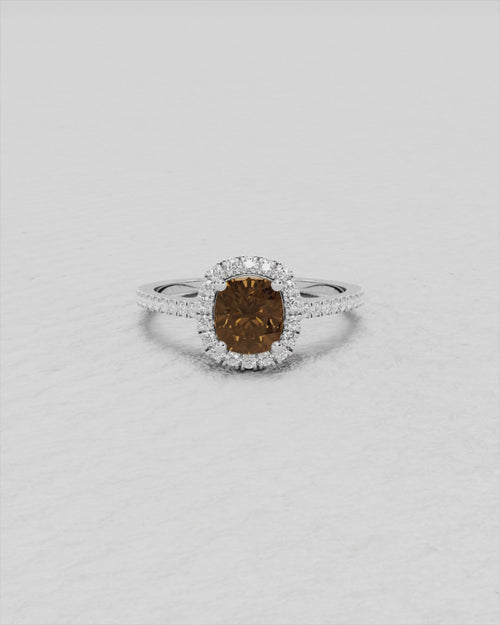 Bague en or jaune 18 kt de 2,22 gr sertie des pierres suivantes :

Pierre centrale : Diamant cognac taille coussin de 1,01 ct
Pierres de l'entourage et du corps de bague : diamants naturels non traités taille brillant de 0,22 ct F/VVS