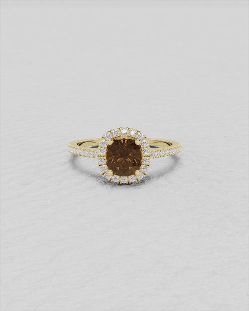 Bague en or jaune 18 kt de 2,22 gr sertie des pierres suivantes :

Pierre centrale : Diamant cognac taille coussin de 1,01 ct
Pierres de l'entourage et du corps de bague : diamants naturels non traités taille brillant de 0,22 ct F/VVS